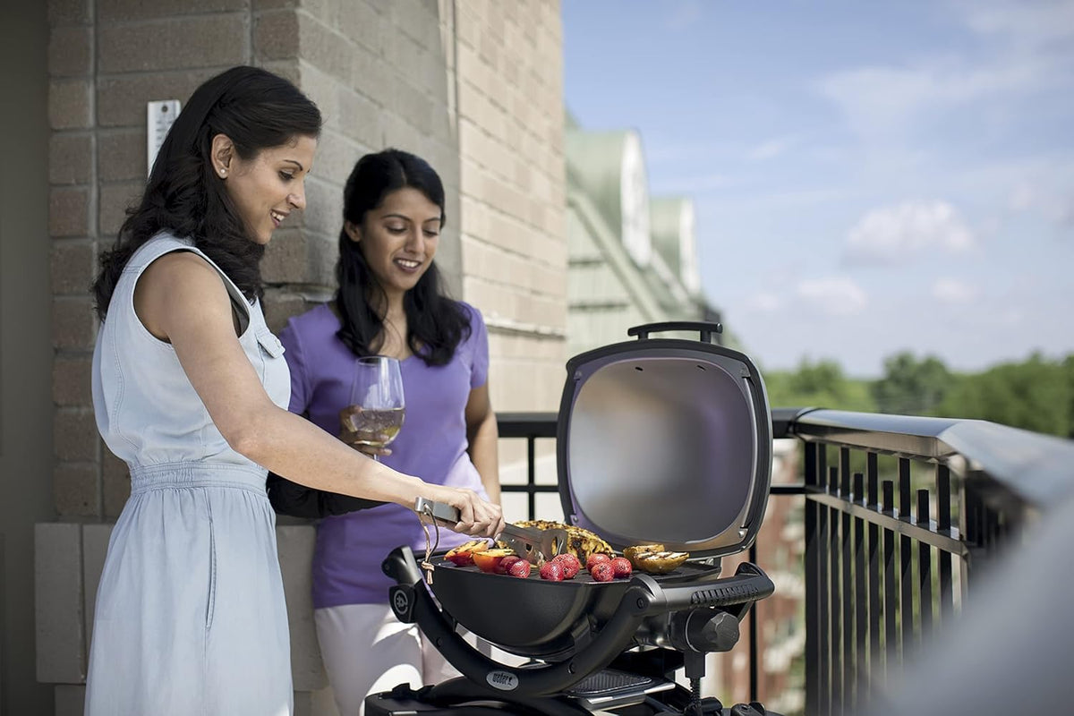 Weber Q1400 Elektrogrill mit Stand, 43 x 32cm Grillfäche, portabler BBQ Grill, 2-geteilter porzellanemaillierter Guss-Grillrost, Aluminiumguss Deckel