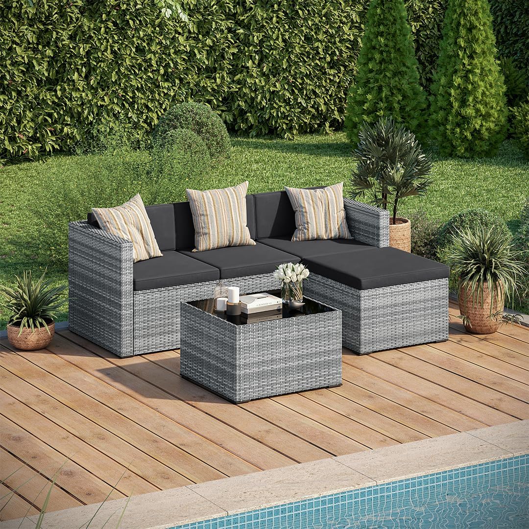 STEELSØN Zethora Rattan Gartenmöbel Set 3-TLG. – Outdoor Sitzgruppe für Garten/Terrasse/Balkon – Gartenlounge mit 3er-Sofa, Hocker & Tisch –