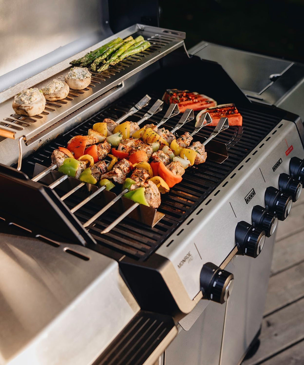 Enders Gasgrill Monroe Pro 4 SIKR Turbo, 4-Brenner, mit Kocher und Infrarot-Heckbrenner, PanoVision Sichtfenster, Gussrost, Aluguss Grill, 800 °C