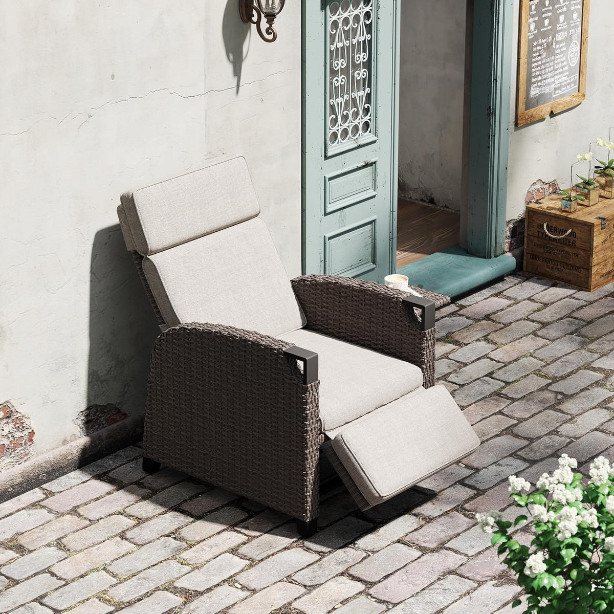 Amopatio Relaxliege Liegesessel, Rattan Sonnenliege mit Verstellbar Rückenlehne und Klapptisch, Outdoor Gartensessel wetterfestes, für Terrasse,