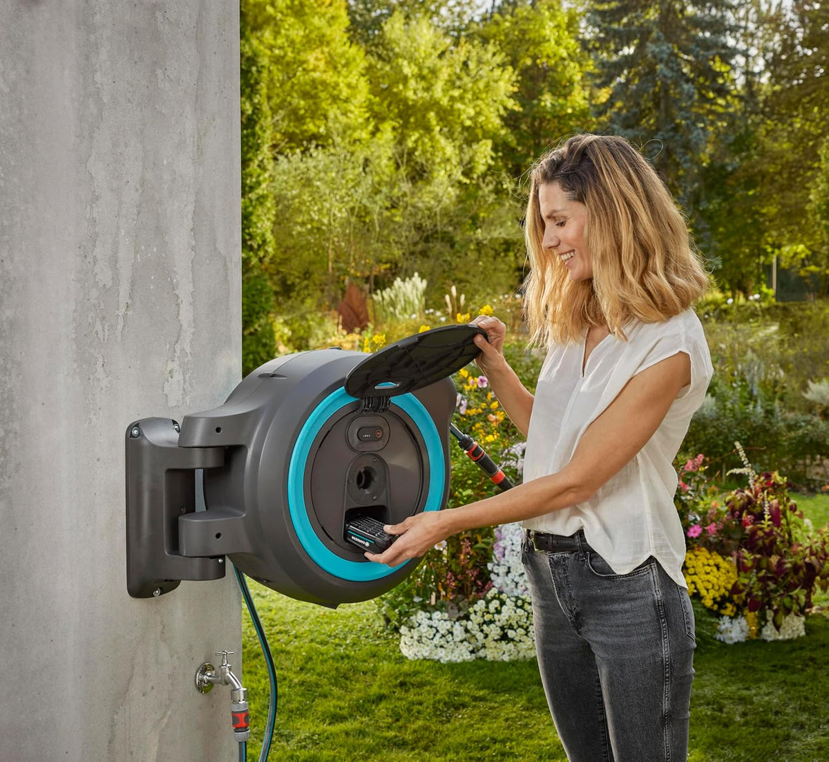 Gardena Akku-Wand-Schlauchbox PowerRoll XL solo: Automatischer Schlauchaufroller mit 35 m Gartenschlauch, Schlauchführung und RollControll,