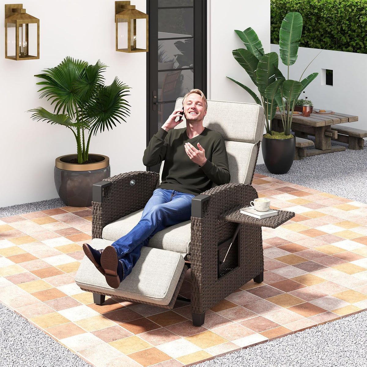 Amopatio Relaxliege Liegesessel, Rattan Sonnenliege mit Verstellbar Rückenlehne und Klapptisch, Outdoor Gartensessel wetterfestes, für Terrasse,