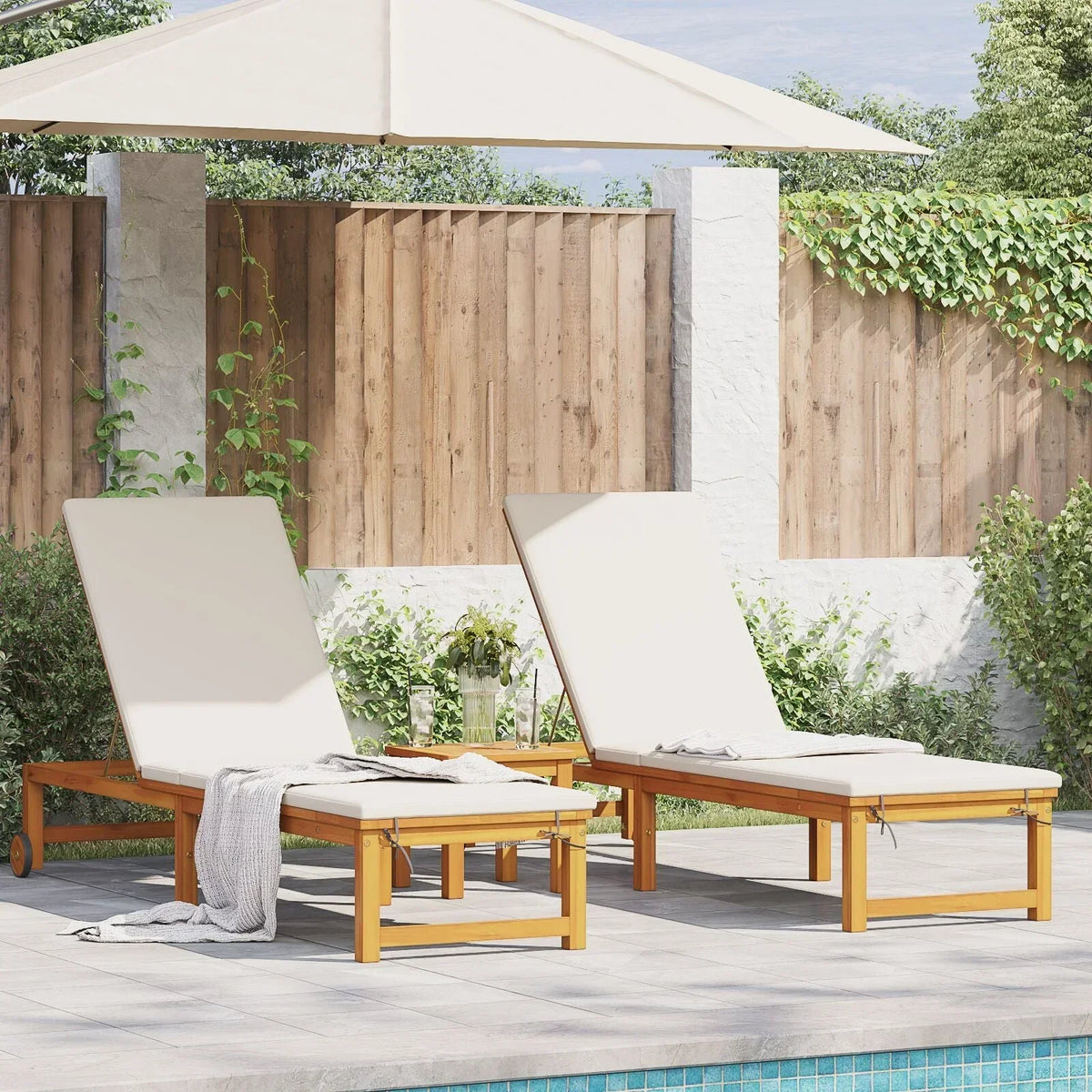 2025 Tumbonas 2 pcs con Mesa y Cojines de Madera Maciza de Acacia, Tumbona con Cojines Crema de Madera Maciza de Acacia, Mesa Lateral de Jardín